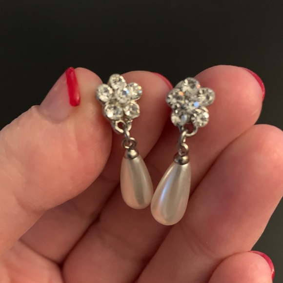 Elegant Silver Floral Rhinestones Necklace and Matching Earrings, Costume - Picture 5 of 7